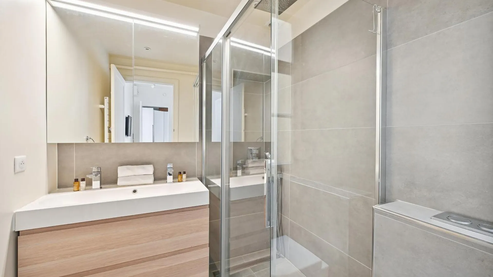 Veeve - Palatial By The Park Apartment Paris