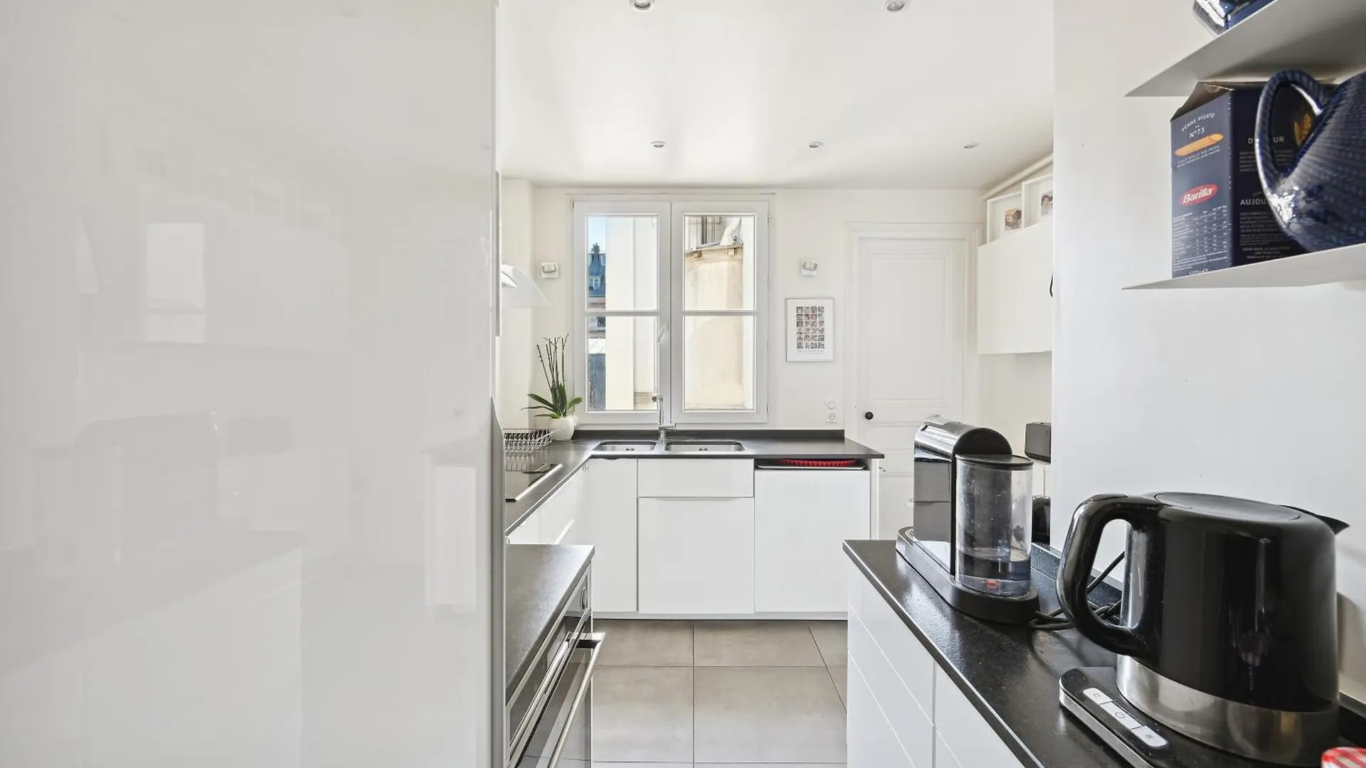 Veeve - Palatial By The Park Apartment Paris France